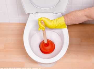 Засор канализации в многоквартирном доме: кто виноват, что делать и куда звонить
